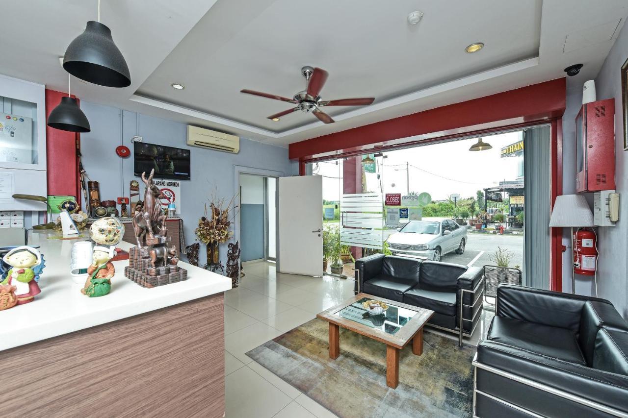 Oyo 90644 M Three Hotel Sitiawan Exterior photo
