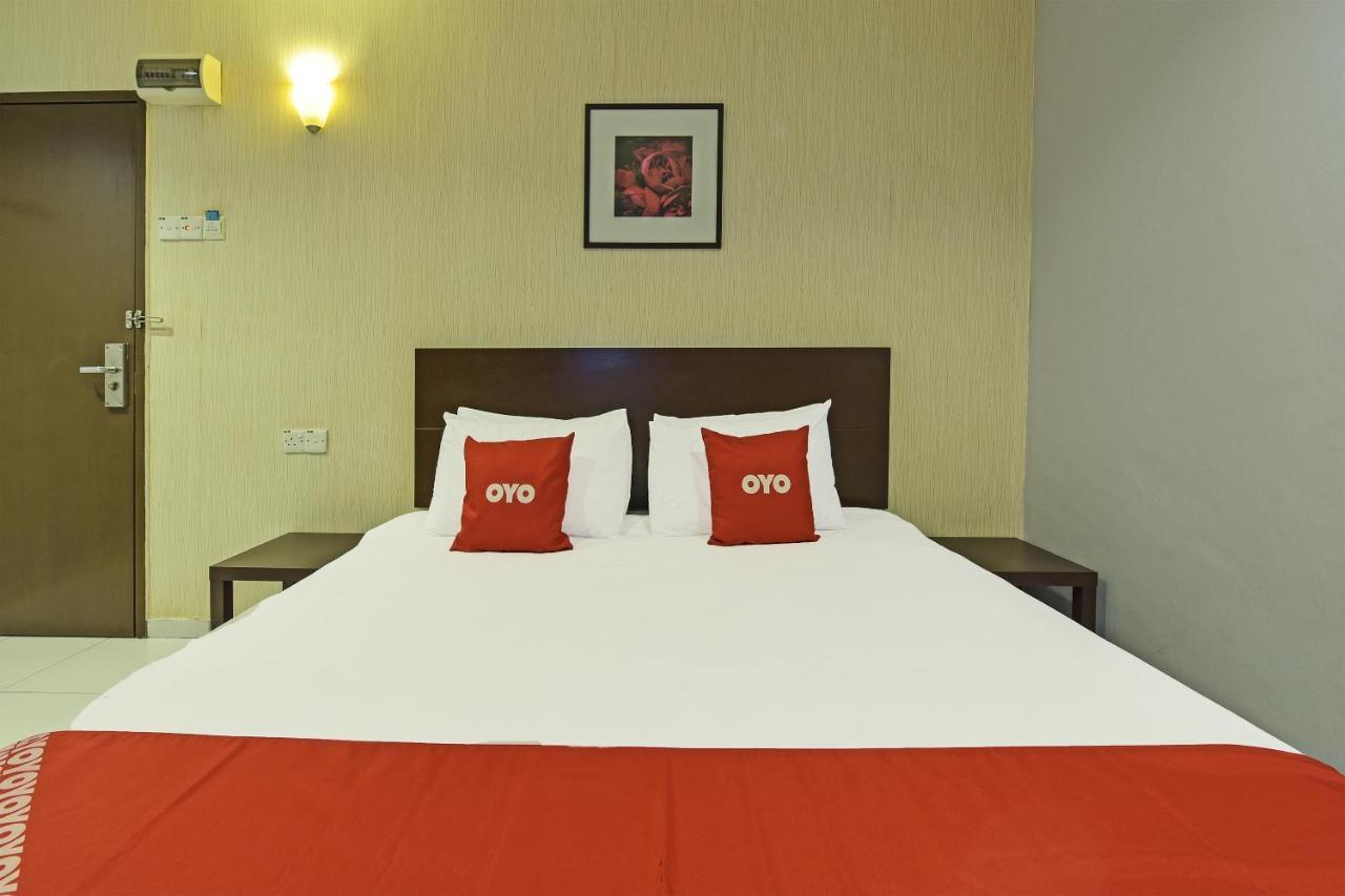 Oyo 90644 M Three Hotel Sitiawan Exterior photo