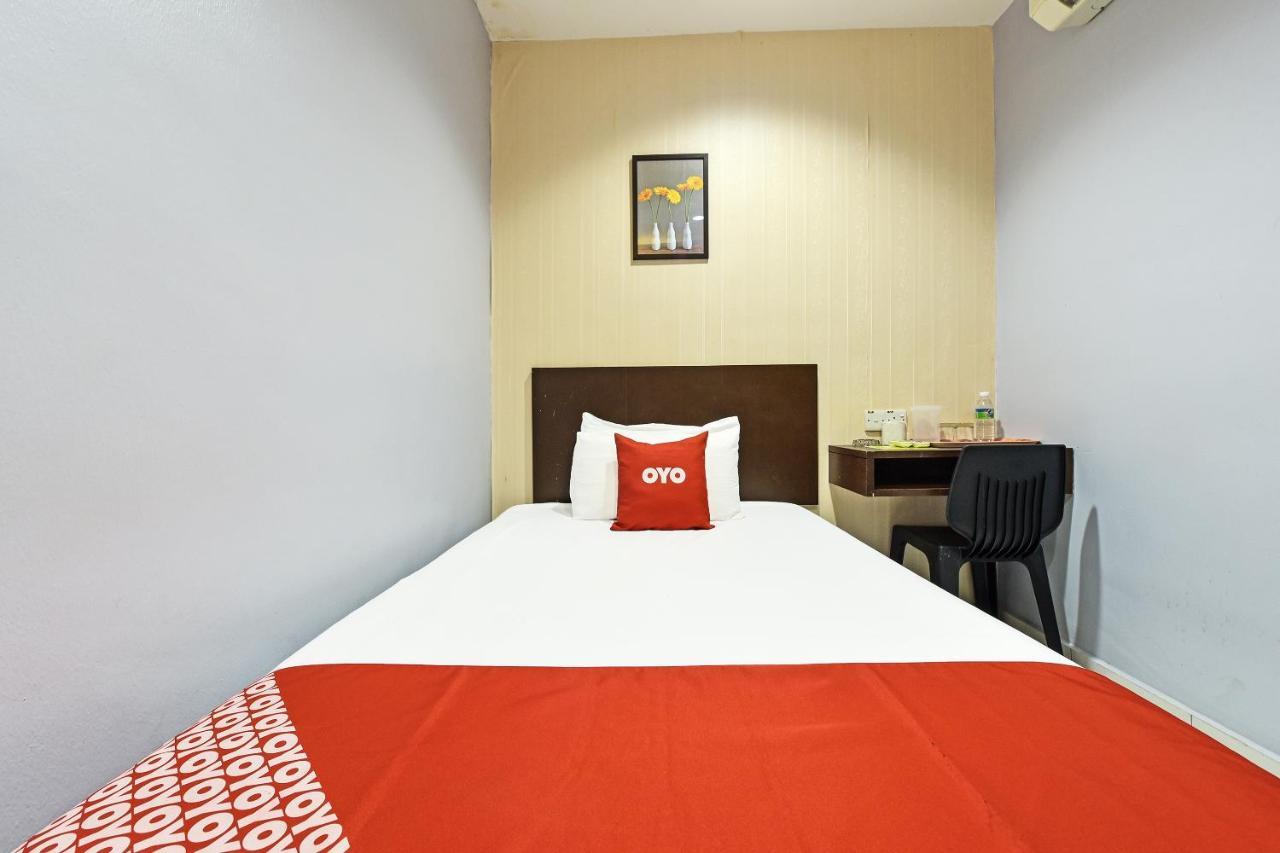 Oyo 90644 M Three Hotel Sitiawan Exterior photo
