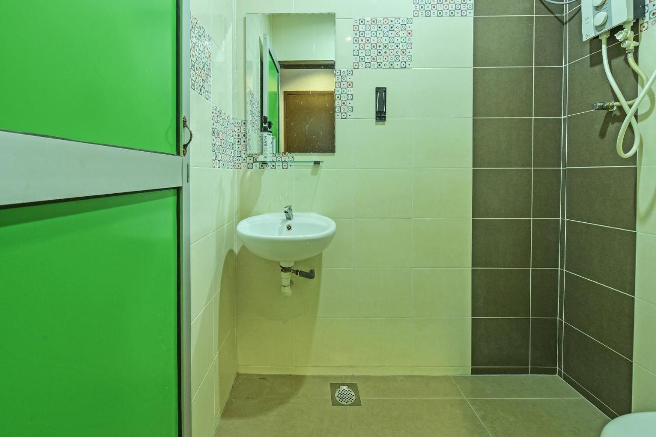 Oyo 90644 M Three Hotel Sitiawan Exterior photo